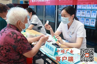 十堰市人民醫院2023年全國老年健康宣傳周活動啟動 營養健康咨詢服務進社區